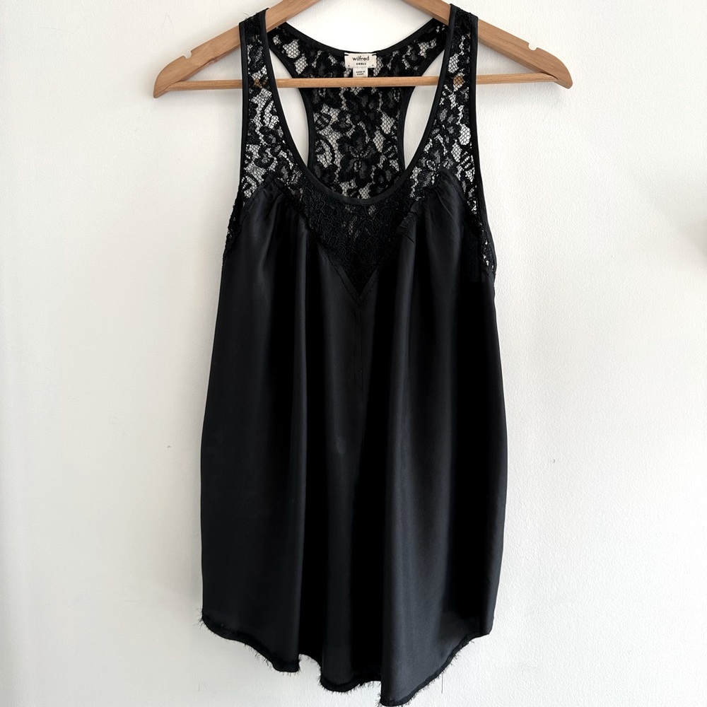 EUC Aritzia Wilfred Blouse w/ Lace Detail